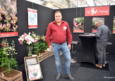 Giel Visser van Lily Company, een groothandel van tuinlelie bollen. Naast het standaard assortiment hebben ze ook specialties, zoals de wilde varianten (links), zonder stuifmeel (2e van links) en met hangende bloem.